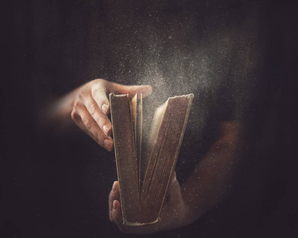 Altes Buch wird geöffnet Altes, staubiges Buch in Händen