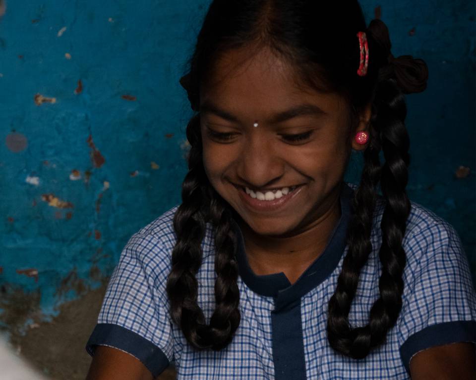 Indhu aus Indien Ein lachendes Mädchen