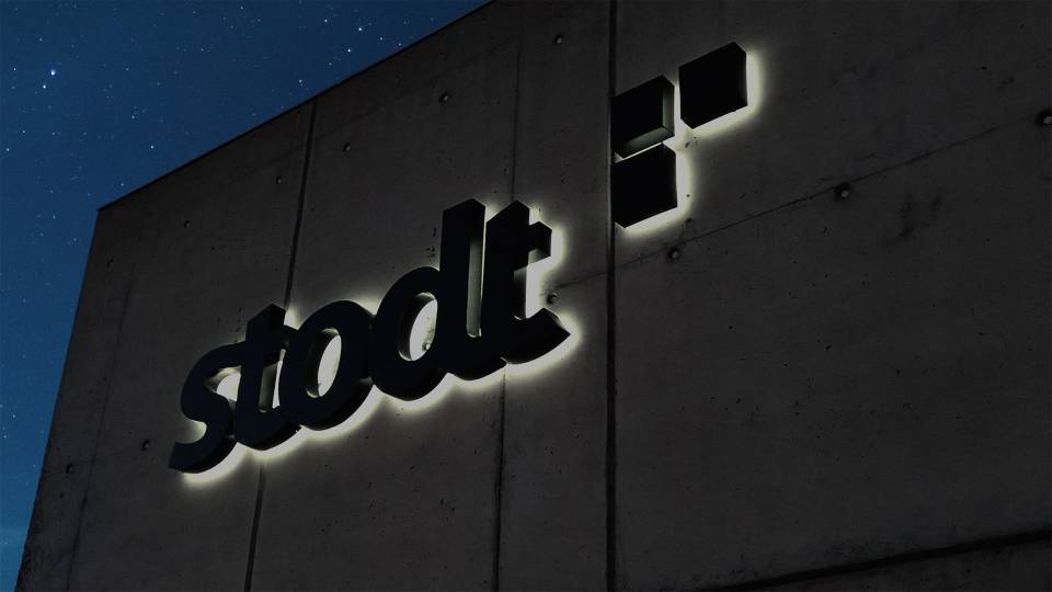 stodt Logo an der Wand bei Dunkelheit