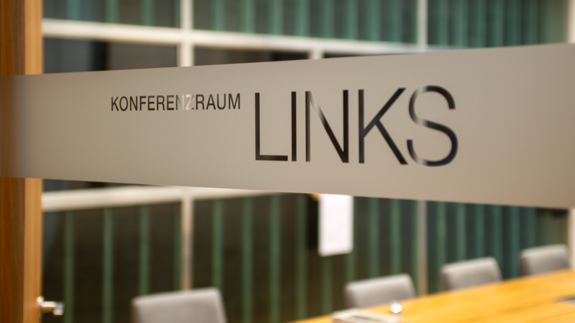 Aufschrift „Konferenzraum links“