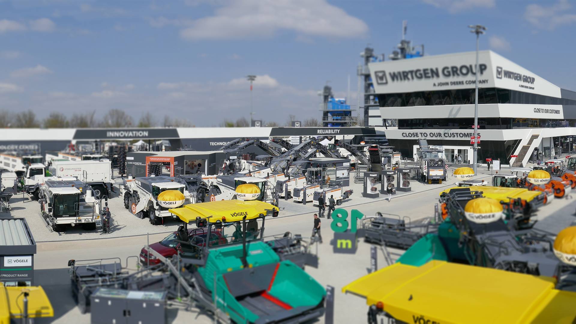 Blick auf das Messegelände der bauma 2019 mit WIRTGEN Maschinen