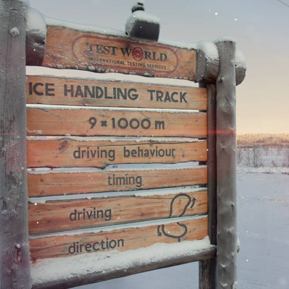 Schild einer Teststrecke im Schnee 