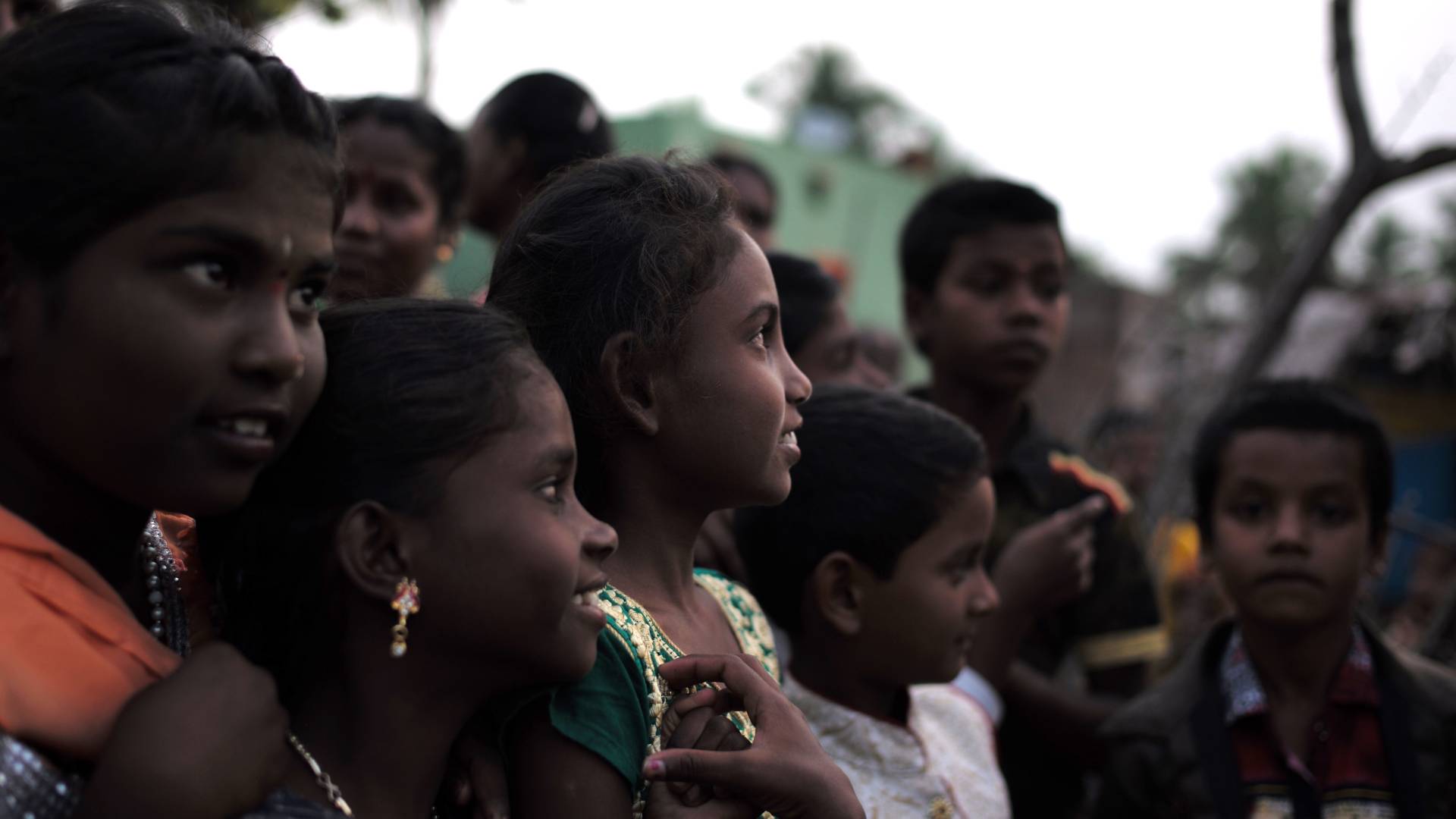 Indische Schüler sitzen draußen auf dem Boden