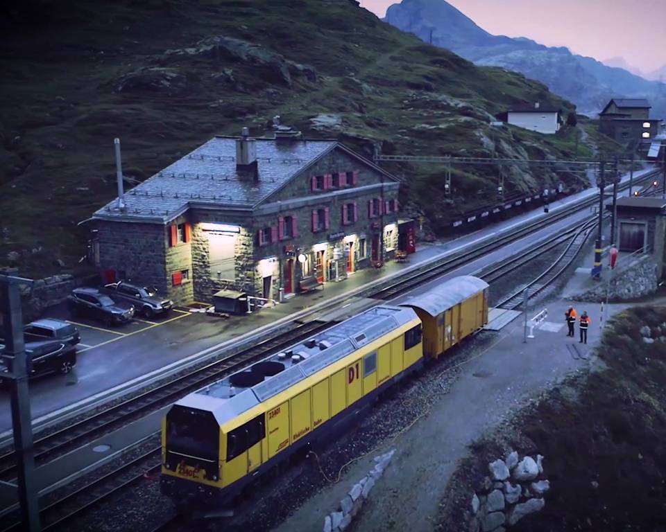 Zugteil steht an ländlichem Bahnhof in den Bergen Ein Zug in der Abenddämmerung