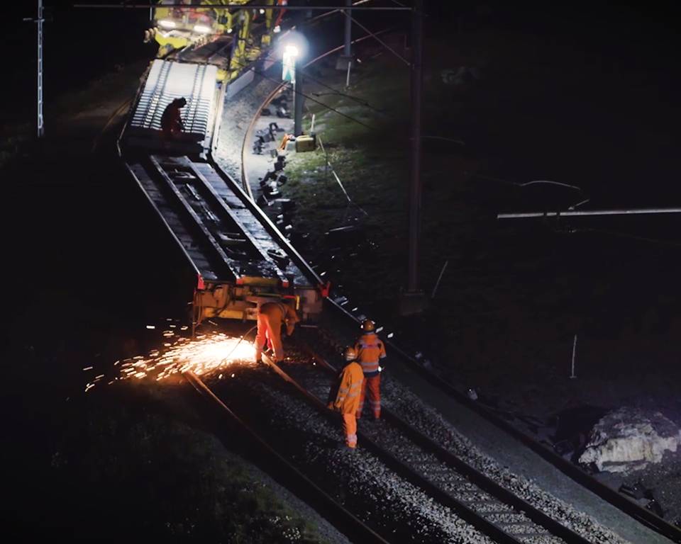 Arbeiten an Gleisen bei Nacht