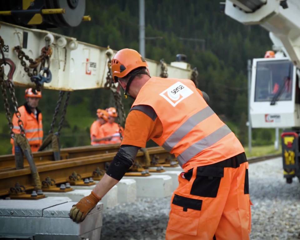 Gleisarbeiter in Warnkleidung Sersa Arbeiter am Gleis