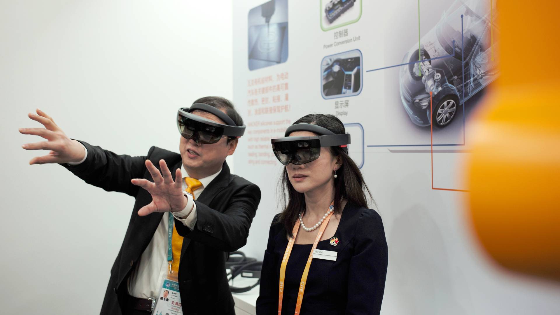 Messeteilnehmer mit HoloLens
