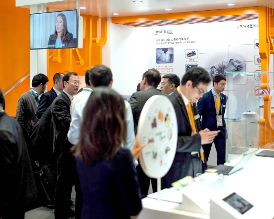 HoloLens users at the trade fair in Shanghai