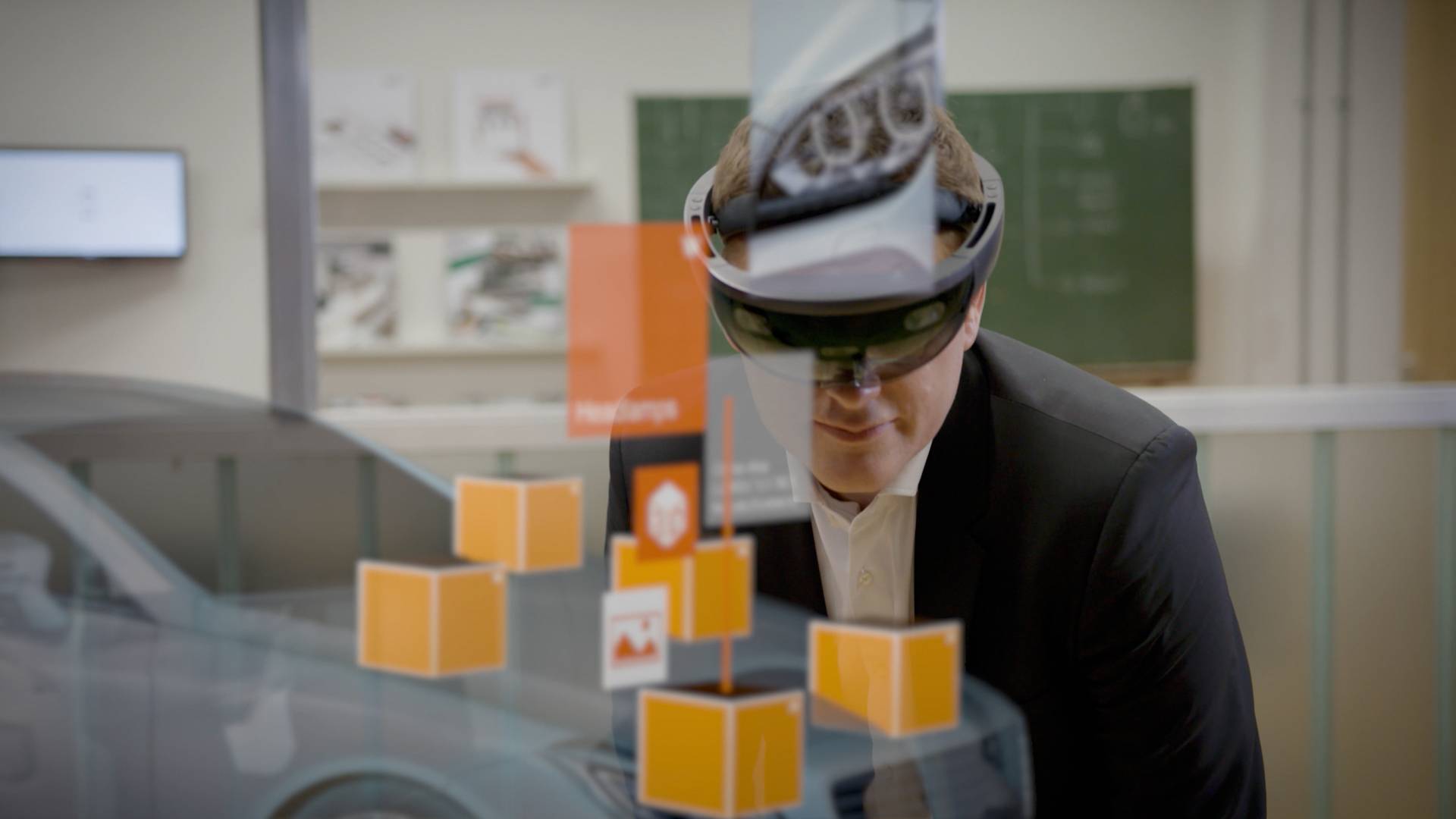 Person mit HoloLens und virtueller Darstellung