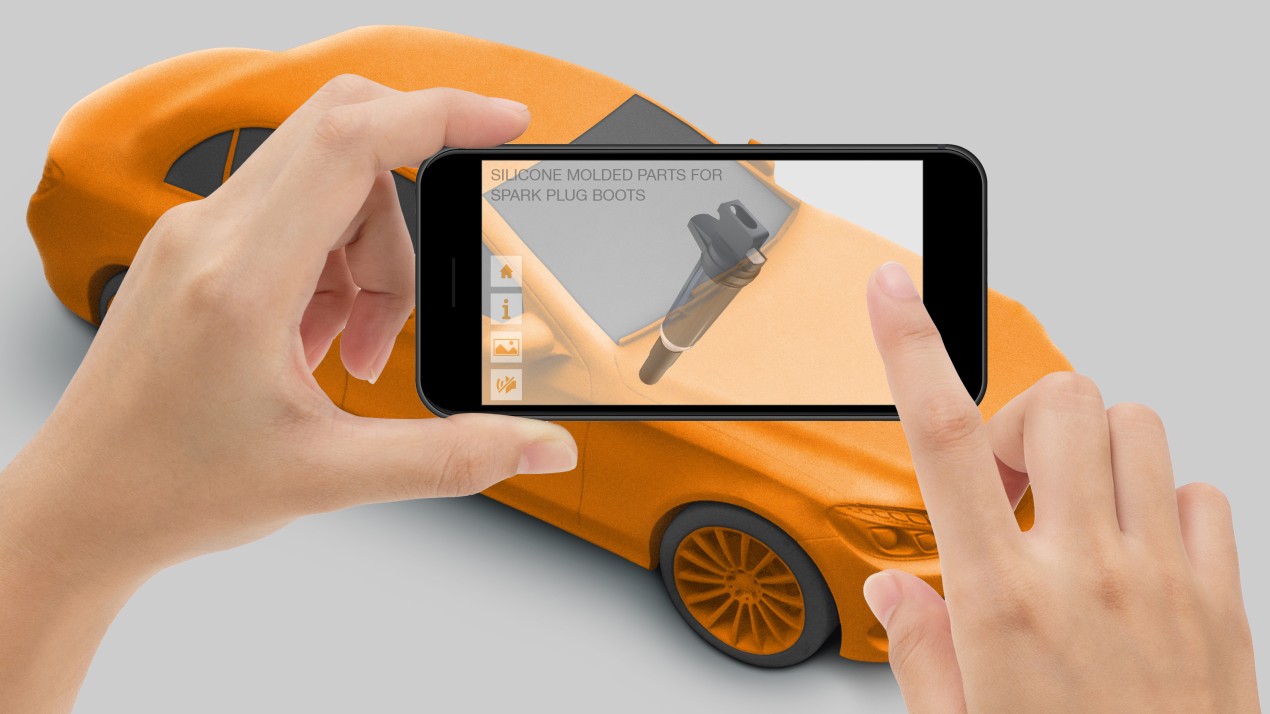 Smartphone scannt Modellauto für die AR Automotive