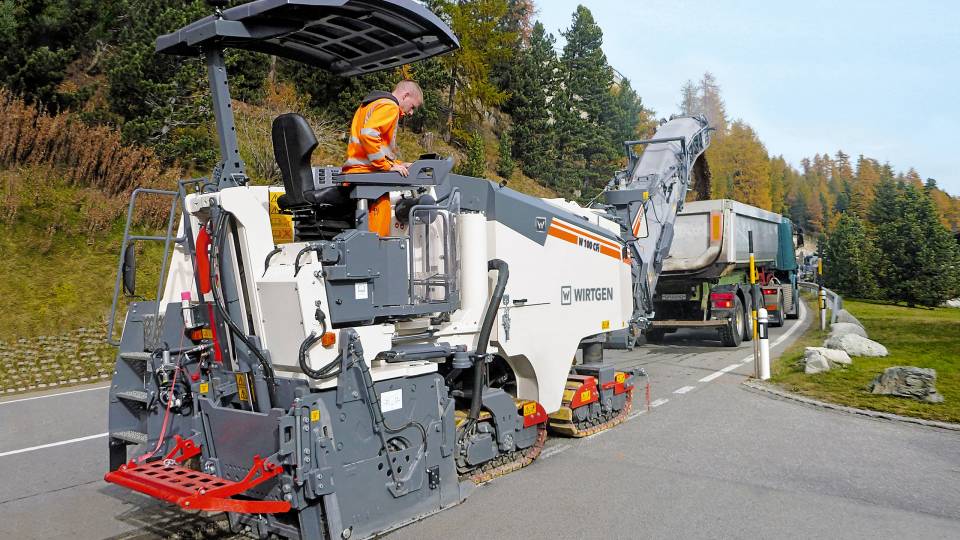 Eine WIRTGEN Kaltfräse im Einsatz auf einer Landstraße