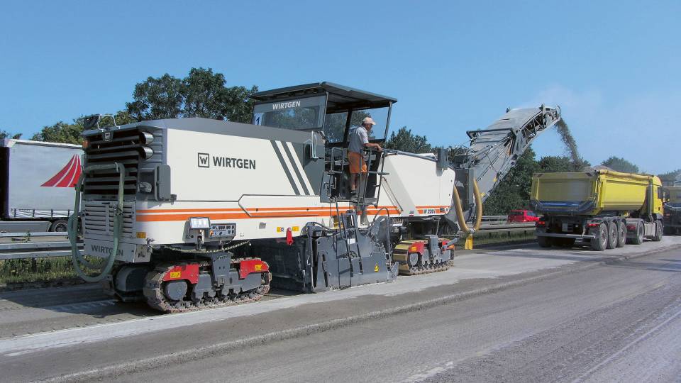 Eine WIRTGEN Kaltfräse im Einsatz auf einer Autobahn