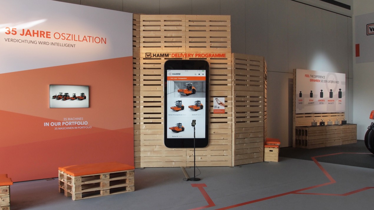 Smartphone with the Hamm app at the stand