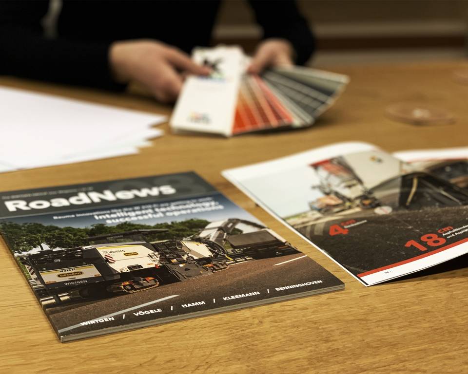 Das Printprodukt und Farbstreifen Das Printprodukt und Farbstreifen